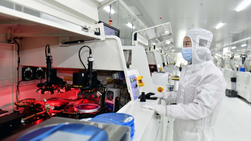 China încearcă să importe masiv echipamente pentru producția de cipuri, ocolind restricțiile SUA