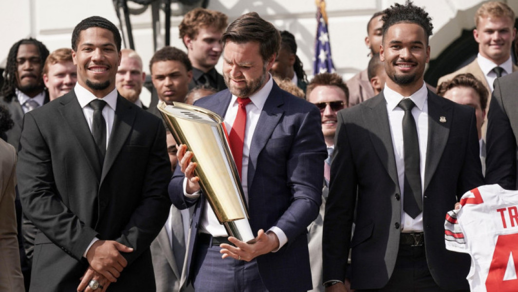 JD Vance a scăpat trofeul campionatului național de fotbal universitar