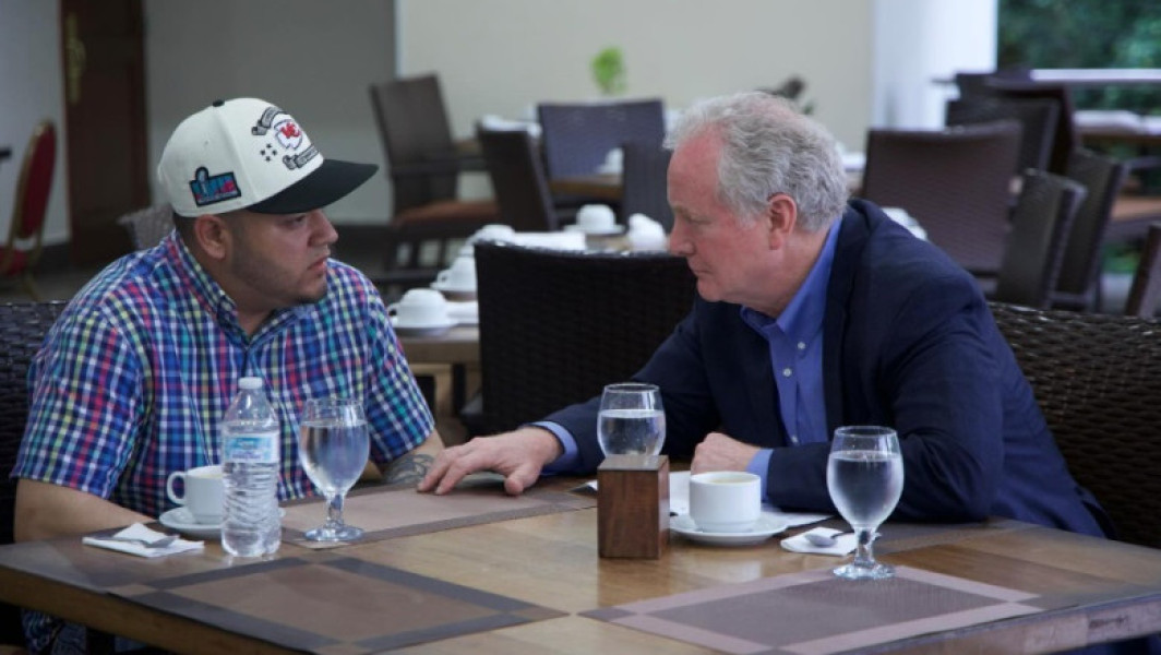 Senatorul american Chris Van Hollen se întâlnește cu Kilmar Abrego Garcia în El Salvador