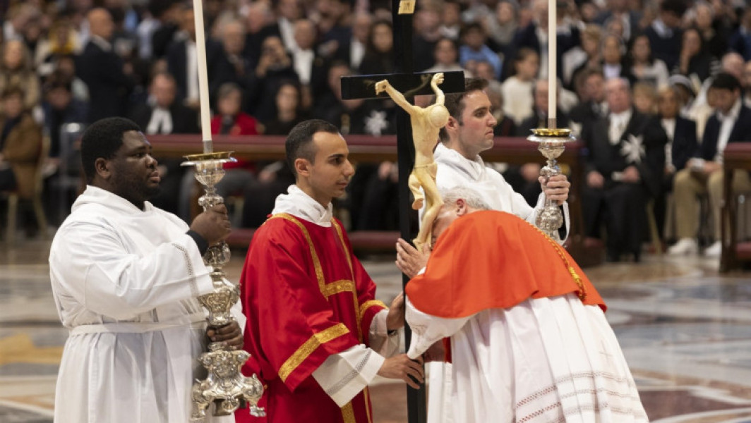 Papa Francisc nu a participat la procesiunea de Vinerea Mare de la Colosseum