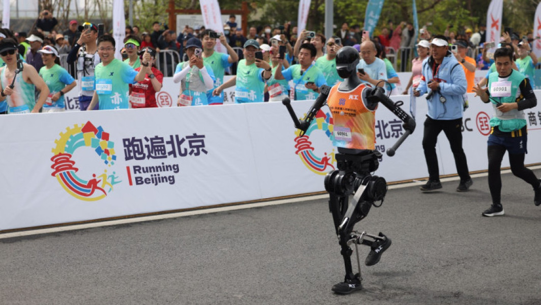 Roboți umanoizi aleargă alături de oameni la semimaratonul Yizhuang din Beijing