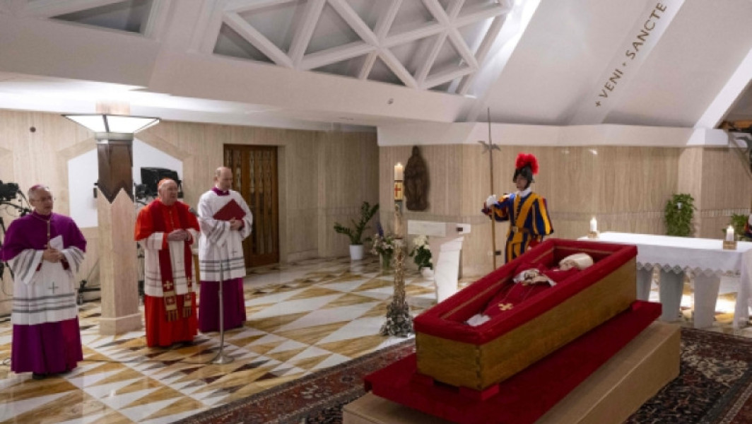 Vaticanul difuzează primele imagini cu papa Francisc