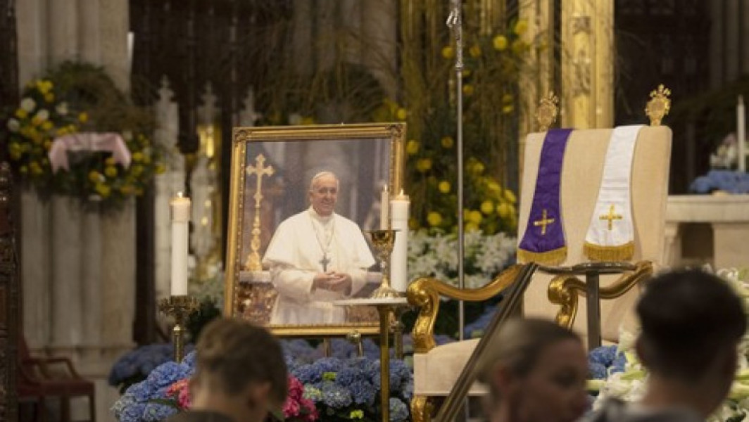 Vedete din lumea filmului și muzicii plâng moartea papei Francisc