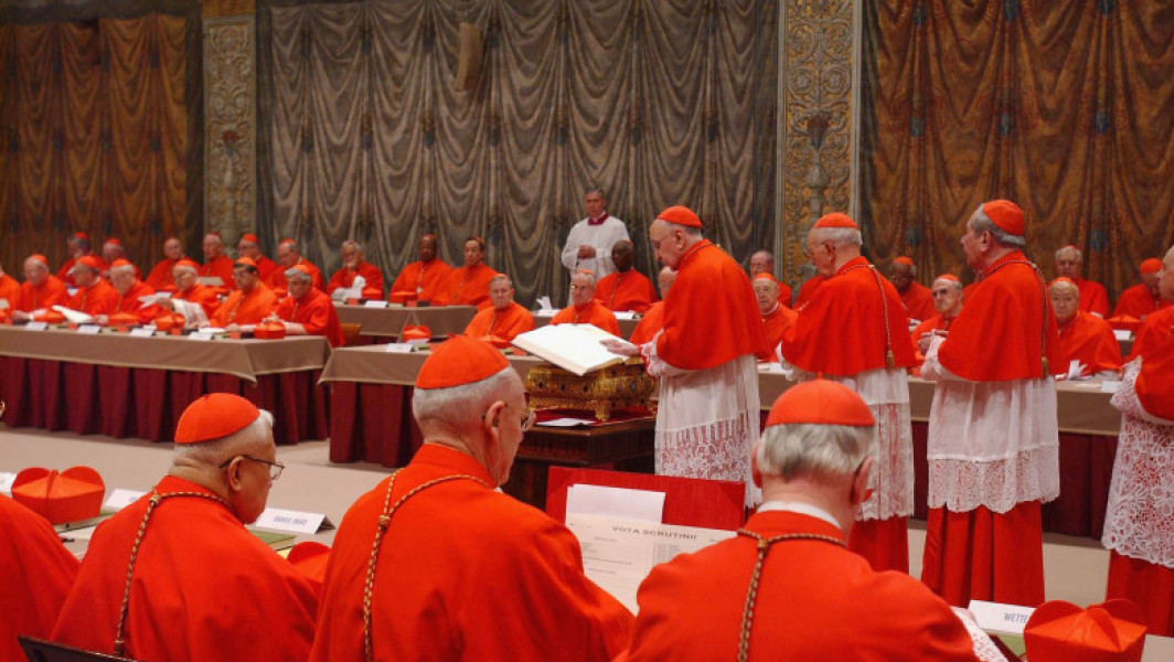 Cardinalii se pregătesc pentru alegerea noului papă