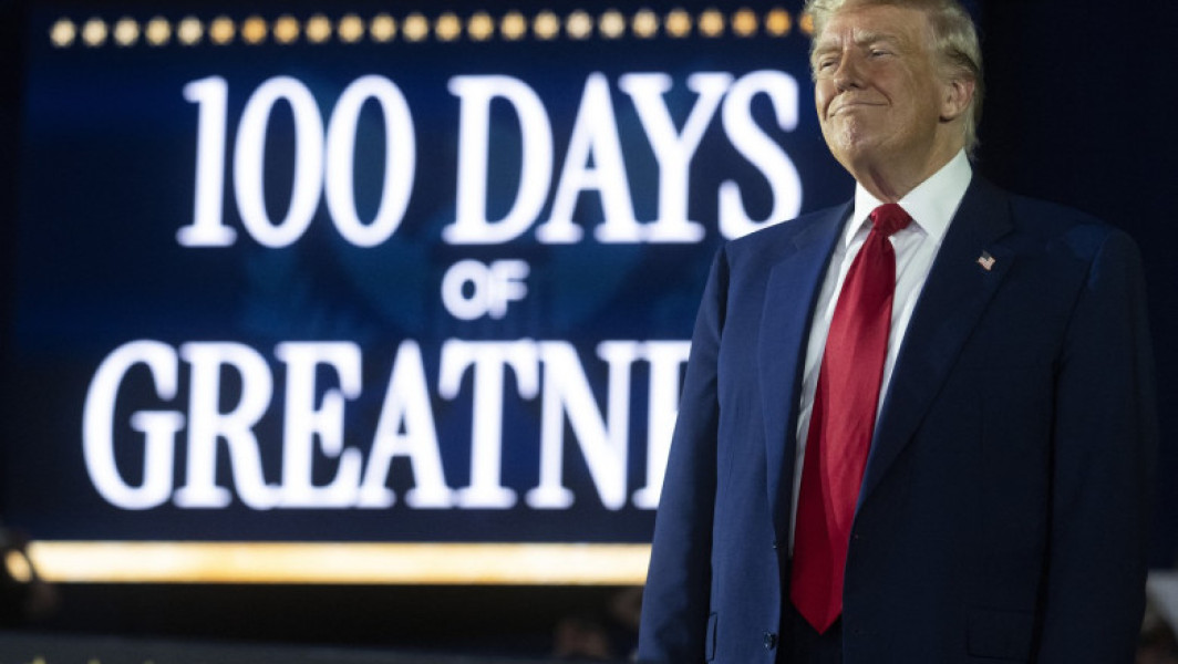 Trump susține victoria economică într-un miting controversat în Michigan