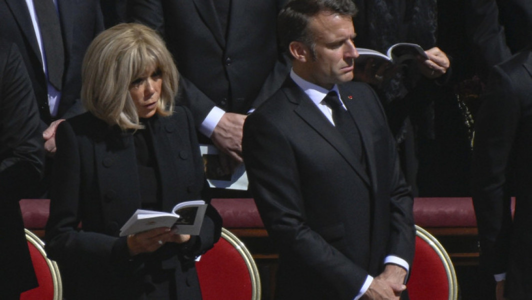Macron urmărește influențarea cardinalilor, sugerează presa italiană