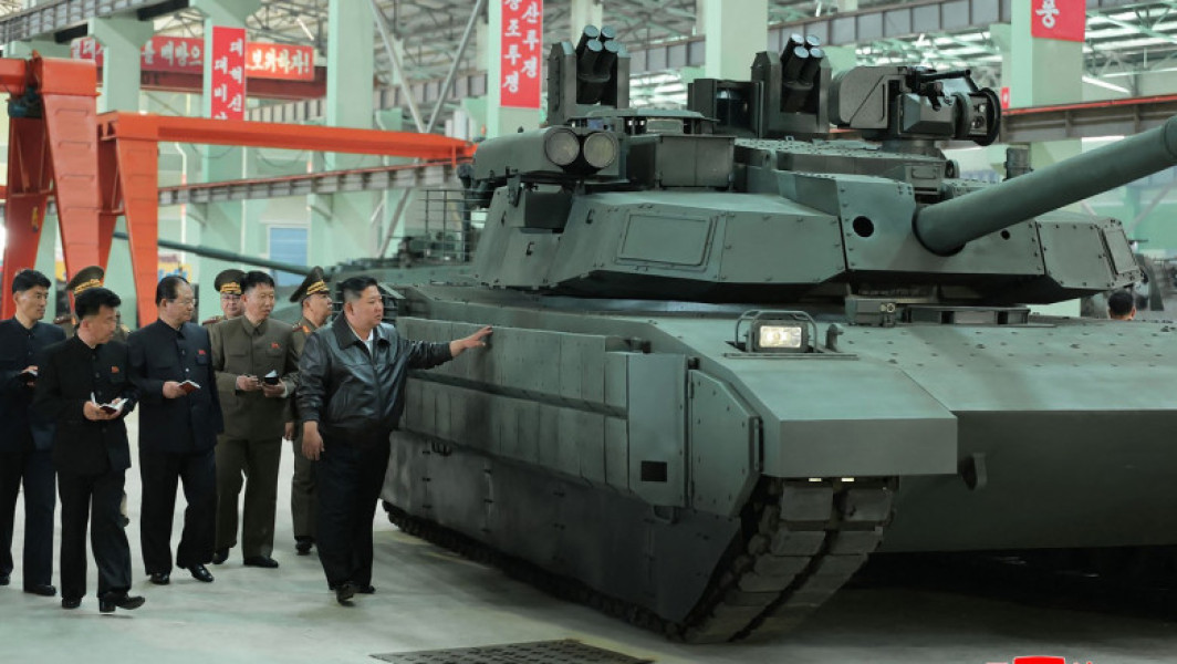 Kim Jong Un inspectează o fabrică de tancuri și subliniază progresele tehnologice