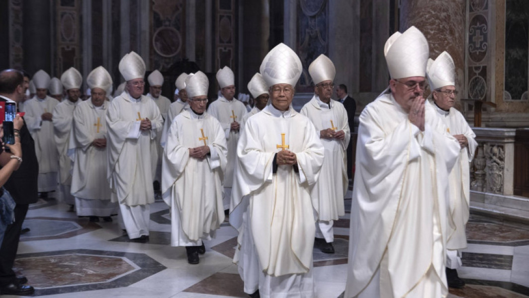 Cardinali din întreaga lume se reunesc pentru alegerea succesorului Papei Francisc