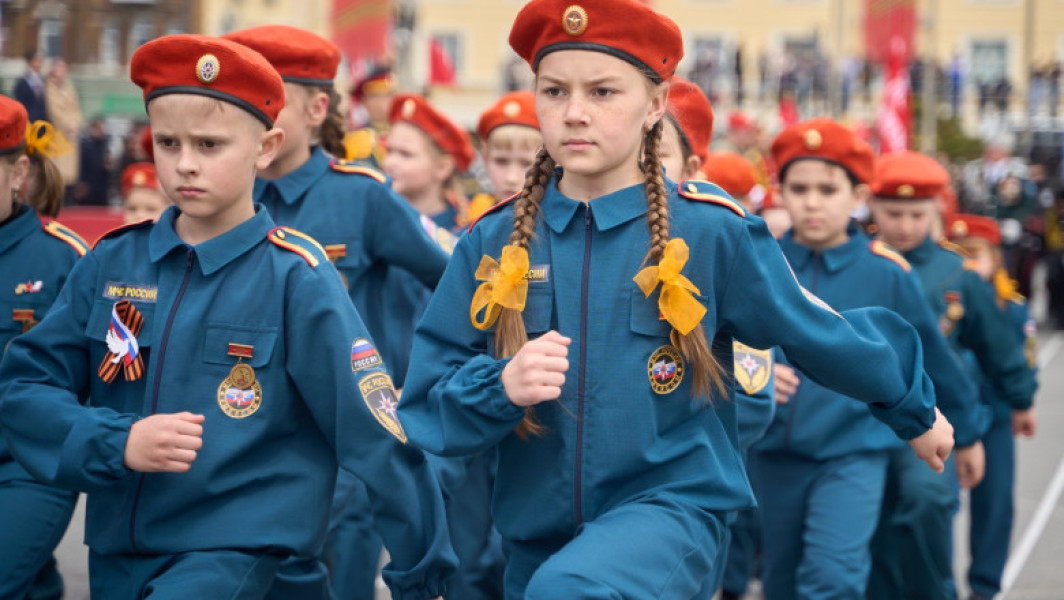 Paradele copiilor în Vladivostok pentru celebrarea victoriei