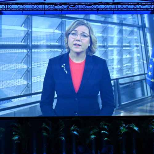 Comisarul european pentru suveranitatea tehnologică, Henna Virkkunen, a atras atenția asupra diferențelor dintre practicile platformelor digitale din SUA și cele din Uniunea Europeană, citând date potrivit cărora gigantii americani elimină în proporție mai mare conținutul conform propriilor reguli, notează digi24.ro. Potrivit acesteia, în perioada septembrie 2023 - aprilie 2024, 99% dintre cazurile de eliminare a conținutului online s-au făcut de pe platforme precum Meta și X, în timp ce în UE, doar 1% dintre aceste cazuri au fost declanșate de semnalatori de încredere autorizați conform DSA.