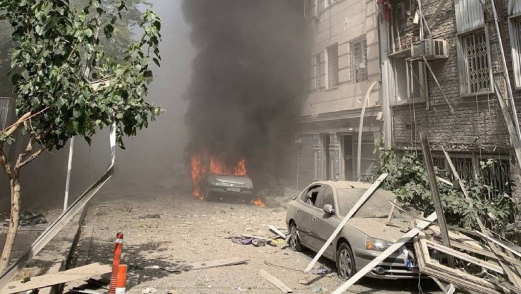 Cinci mașini capcane au fost detonate recent în Teheran, relatează agenția de presă iraniană IRNA. Potrivit sursei, exploziile au avut loc pe străzi situate în apropierea unor instituții guvernamentale. IRNA susține că aceste atacuri ar fi fost efectuate după ce apărarea aeriană iraniană a respins cu succes ultimul val de lovituri israeliene asupra țării, menționează site-ul de știri Anadolu.