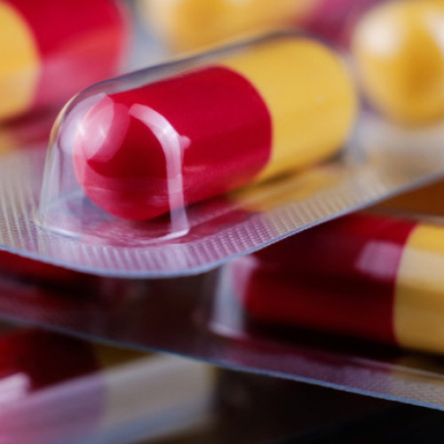 Cercetători au reușit să sintetizeze paracetamol din deșeuri plastice, folosind o reacție ce implică bacteria Escherichia coli, potrivit unui studiu publicat recent. Experimentul, realizat de cercetători de la Universitatea din Edinburgh, în Scoția, arată că este posibil să se obțină un medicament esențial din deșeuri, combinând procese chimice și biologice. Autorii studiului, publicat în revista Nature Chemistry, notează că acest proces nu ar putea funcționa doar pe bază chimică sau biologică, fiind nevoie de o combinație a celor două.