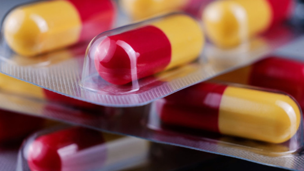 Cercetători au reușit să sintetizeze paracetamol din deșeuri plastice, folosind o reacție ce implică bacteria Escherichia coli, potrivit unui studiu publicat recent. Experimentul, realizat de cercetători de la Universitatea din Edinburgh, în Scoția, arată că este posibil să se obțină un medicament esențial din deșeuri, combinând procese chimice și biologice. Autorii studiului, publicat în revista Nature Chemistry, notează că acest proces nu ar putea funcționa doar pe bază chimică sau biologică, fiind nevoie de o combinație a celor două.
