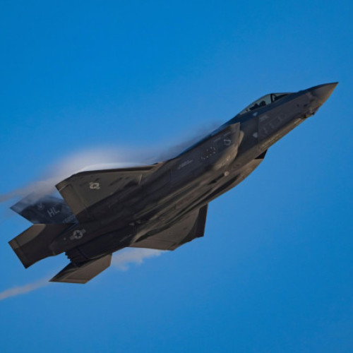 Guvernul britanic va cumpăra avioane de vânătoare F-35A, capabile să lanseze arme nucleare tactice, într-o mișcare considerată cea mai mare extindere a capacităților de descurajare nucleară din ultimii ani. Potrivit agenției Reuters, aceste avioane, produse de Lockheed Martin, vor permite armatei britanice să transporte arme nucleare pentru prima dată de la sfârșitul Războiului Rece, a transmis Downing Street.