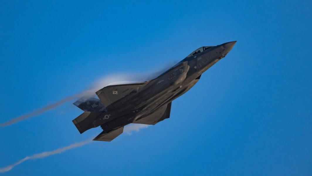 Guvernul britanic va cumpăra avioane de vânătoare F-35A, capabile să lanseze arme nucleare tactice, într-o mișcare considerată cea mai mare extindere a capacităților de descurajare nucleară din ultimii ani. Potrivit agenției Reuters, aceste avioane, produse de Lockheed Martin, vor permite armatei britanice să transporte arme nucleare pentru prima dată de la sfârșitul Războiului Rece, a transmis Downing Street.