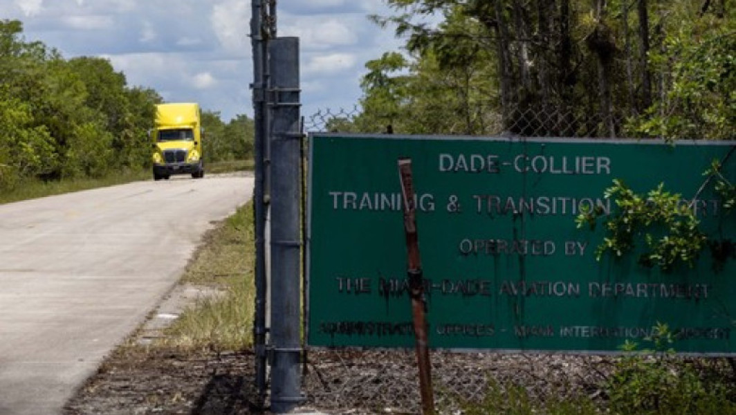 Constructorul unui centru temporar de detenție pentru migranți în Florida