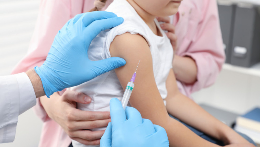 Scădere mondială în vaccinarea copiilor din cauza inegalităților și pandemiei de COVID-19