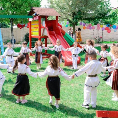 FOTO / Grădinița râmniceană „Mugurașii” și-a sărbătorit ziua printr-un festival al copilăriei