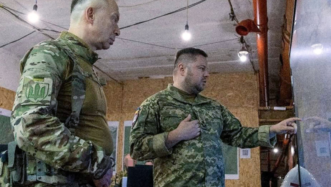 Comandantul șef al armatei ucrainene, Oleksandr Sirski, a ordonat joi accelerarea lucrărilor la fortificațiile din regiunea Sumi, în special în zona de nord-est, unde se desfășoară o ofensivă rusă. Potrivit France Presse, citată de digi24.ro, Sirski a menționat că „sarcinile evidente, aflate în curs de realizare, trebuie să fie finalizate mult mai rapid”, după ce a inspectat personal șantierul de construcții.