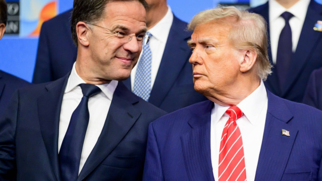 Casa Albă a folosit apelativul „tatic” pentru Donald Trump după ce secretarul general al NATO, Mark Rutte, a folosit același termen într-o conversație cu președintele american la summitul de la Haga, relatează joi agenția Reuters. Potrivit Digi24.ro, casa Albă a postat pe rețeaua X un videoclip cu melodia lui Usher, „Hey Daddy (Daddy's Home)”, și imagini cu Trump la summit, inscripționată cu „taticul a ajuns acasă”.