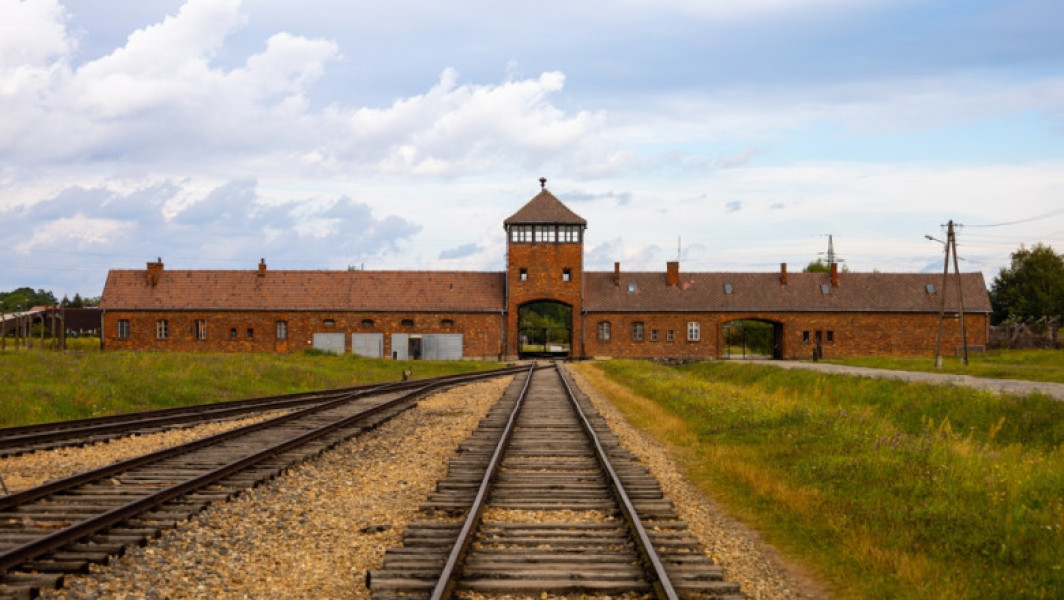 Avertisment privind conținutul fals despre Holocaust generat de inteligența artificială la muzeul Auschwitz