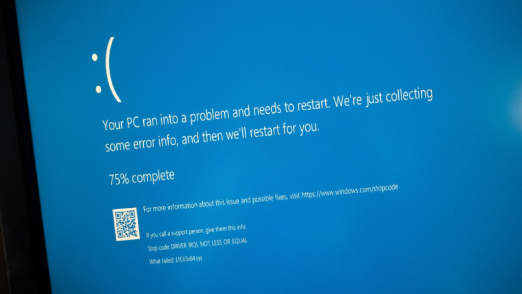 Microsoft va elimina ecranul albastru de moarte după aproape 40 de ani, informează digi24.ro. Compania anunță că va înlocui vechiul Blue Screen of Death, afișat în cazul unor erori grave care determină restartarea forțată a sistemului de operare Windows 11.