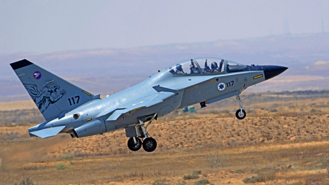 Israelul a lansat vineri un atac aerian major asupra sudului Libanului, fiind cel de-al treilea de acest fel într-o săptămână, în ciuda armistițiului în vigoare de mai bine de șase luni. Potrivit agenției libaneze de știri ANN, avioane de vânătoare israeliene au efectuat atacuri violente în jurul orei 11:00 (8:00 GMT), vizând pădurile Ali al-Taher, vârfurile Kfar Tebnit și zona Nabatieh al-Fawqa. Se notează că aceste atacuri au fost urmate de explozii puternice care s-au auzit în toată regiunea.