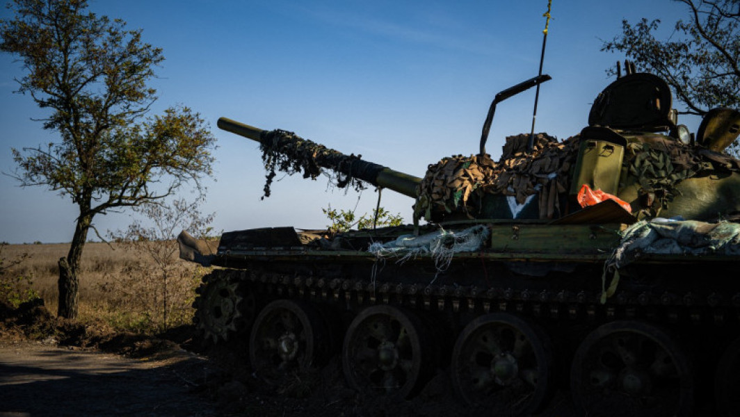 Rusia reciclează tancuri vechi de tip T-62 din cauza pierderilor în războiul din Ucraina