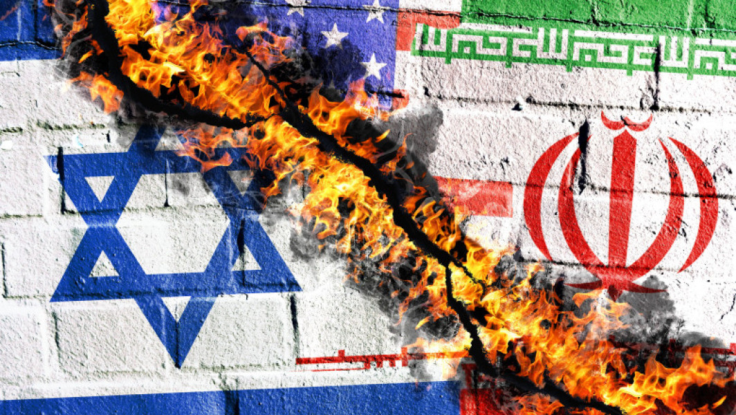 Conflictul de 12 zile dintre Israel și Iran s-a soldat cu peste 900 de decese, între care 38 de copii și 132 de femei, a anunțat luni, citând oficiali iranieni, agenția IRNA. Potrivit raportărilor, cifrele provin din declarațiile purtătorului de cuvânt al justiției din Iran, Asghar Jahangir. În același timp, organizația pentru drepturile omului Activistii pentru Drepturile Omului, cu sediul în Statele Unite, a estimat în weekend că bilanțul deceselor ajunge la 1.190 de persoane, dintre care 436 civili și 435 militari, menționează digi24.ro.