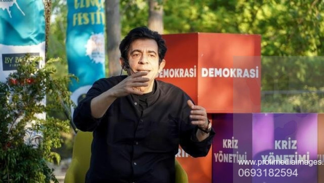 Peste 120 de oficiali ai primăriei din Izmir, un important oraș opozant din Turcia, au fost arestați marți sub acuzația de corupție. Potrivit agenției Anadolu, au fost emise în total 157 de mandate de arestare în acest caz.