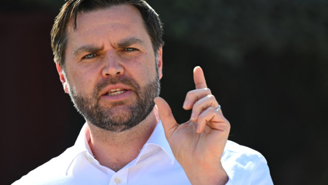 Senatorii republicani au aprobat, marți, pachetul uriaș de reduceri fiscale și cheltuieli propus de președintele Donald Trump, cunoscut sub numele de „legea mare și frumoasă”. După zile lungi de discuții și eforturi pentru a obține sprijinul senatorilor indecis, legea a fost aprobată cu un singur vot de diferență, potrivit CNN. În momentul votului decisiv, vicepresedintele JD Vance a avut un rol important, deoarece trei republicani, Rand Paul, Susan Collins și Thom Tillis, s-au opus legii, votând împotrivă, alături de toți cei 47 de democrati.