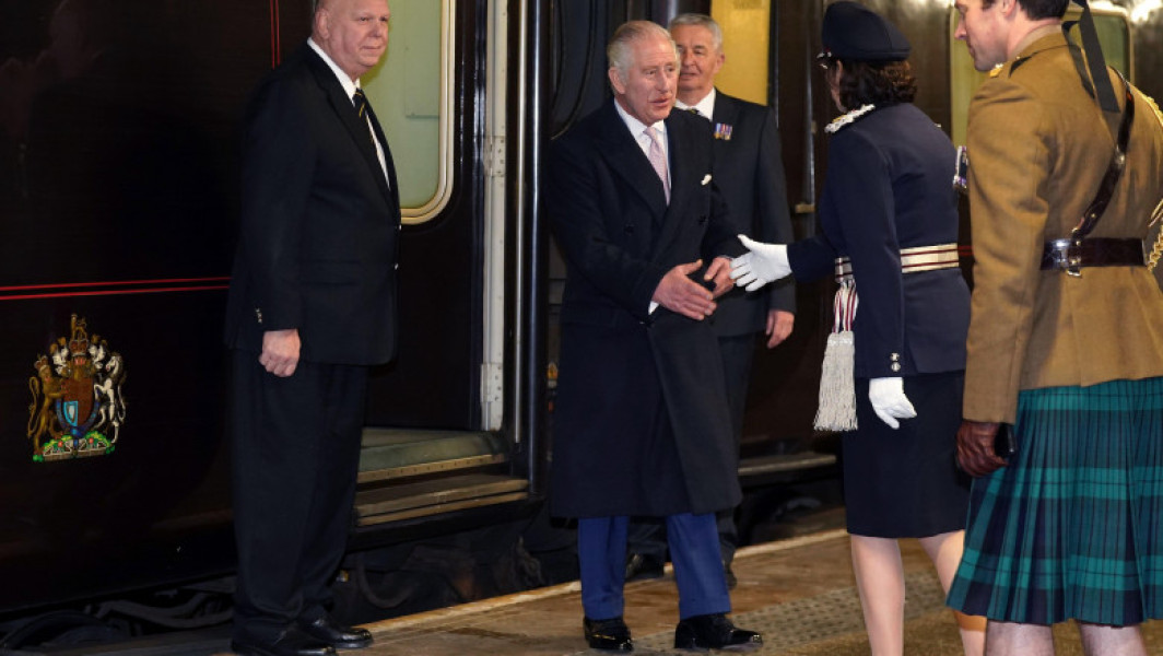 Trenul regal britanic va fi retras din uz începând din anul 2026, anunță oficialii regali, motivând această decizie prin reducerea cheltuielilor și necesitatea unor proiecte de modernizare. Trezorierul regelui Charles al III-lea, James Chalmers, a declarat că familia regală se va putea baza în continuare pe două elicoptere pentru deplasări, în timp ce trenul, ce avea nouă vagoane, va fi eliminat din program. Potrivit digi24.ro, Chalmers a spus că „asemenea multe aspecte ale activității familiei regale au fost și ele modernizate pentru a reflecta lumea de azi, iar acum e momentul să ne luăm adio cu drag de la trenul regal, în timp ce demonstrăm disciplină fiscală”.