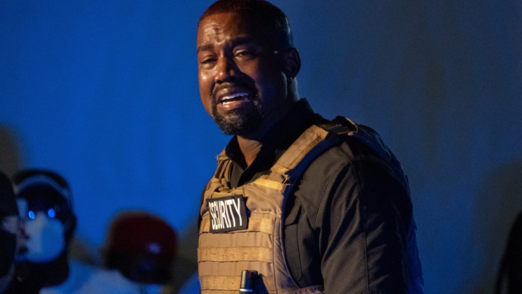 Kanye West nu va mai putea intra în Australia, după ce autoritățile au anulat viza sa, potirvit digi24.ro. Decizia a fost luată în urma lansării melodiei „Heil Hitler”, care a stârnit numeroase controverse. Ministrul australian de interne, Tony Burke, a confirmat miercuri că viza artistului a fost revocată, deoarece conținea un mesaj ofensator și provocator.