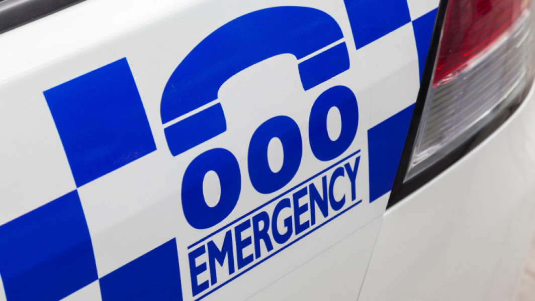 Aproximativ 1.200 de copii din Melbourne sunt sfătuiți să se testeze pentru depistarea unor boli infectioase, după ce un ingrijitor de copii a fost acuzat de infracțiuni grave, inclusiv de viol asupra minorilor. Potrivit digi24.ro, Joshua Dale Brown, în vârstă de 26 de ani, a fost arestat în luna mai și se confruntă cu 70 de acuzații. Poliția susține că a abuzat opt copii, dintre care unul avea doar cinci luni, între aprilie 2022 și ianuarie 2023.
