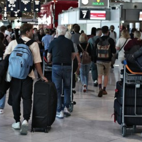 Greva controlorilor de trafic aerian din Franța a dus la anularea a 933 de zboruri, cu puțin înainte de începerea vacanțelor școlare, anunță Departamentul de Aviație Civilă din Franța, citează AFP. Potrivit aceluiași instituție, participarea la grevă a fost de 26,2%, adică aproximativ 272 din cei aproape 1.000 de controlori de trafic aerian au refuzat să lucreze joi.