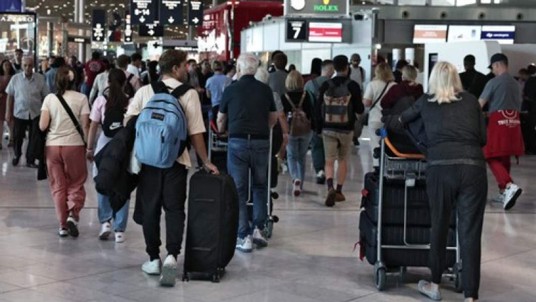Greva controlorilor de trafic aerian din Franța a dus la anularea a 933 de zboruri, cu puțin înainte de începerea vacanțelor școlare, anunță Departamentul de Aviație Civilă din Franța, citează AFP. Potrivit aceluiași instituție, participarea la grevă a fost de 26,2%, adică aproximativ 272 din cei aproape 1.000 de controlori de trafic aerian au refuzat să lucreze joi.