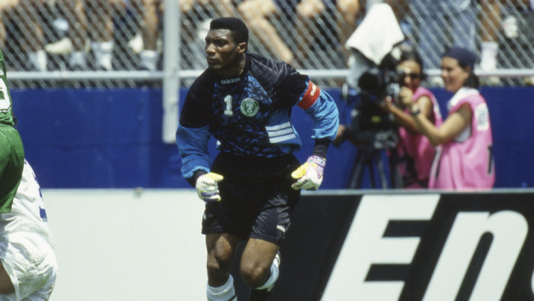 Peter Rufai, portarul emblematic al echipei naționale a Nigeriei, a decedat joi la vârsta de 61 de ani în țara sa natală, potrivit digi24.ro. Rufai a fost cunoscut pentru performanțele sale la Cupele Mondiale din 1994 (SUA) și 1998 (Franța), și pentru cariera sa de club în Belgia, Olanda, Portugalia și Spania.