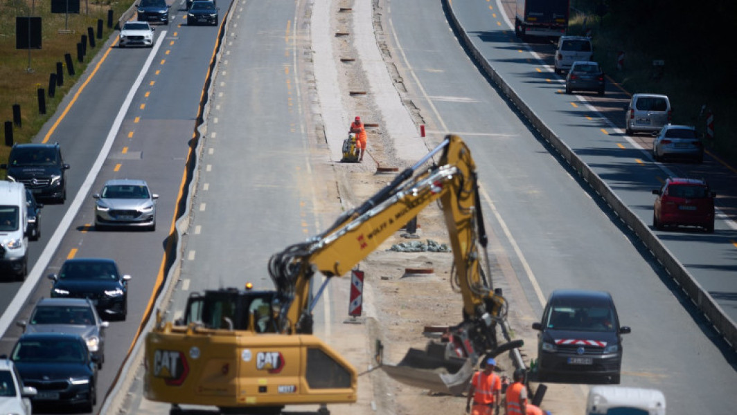 Germania va face lucrări de reparare urgentă pe autostrăzile celebre din țară în acest weekend, după ce temperaturile extrem de ridicate din ultimele zile au cauzat crăpături în beton, transmite Bloomberg, preluat de Digi24.ro. Temperaturile au ajuns până la 39 de grade Celsius, ceea ce a determinat betonul să se dilate, ducând la apariția fisurilor pe mai multe porțiuni de autostradă. Aceste crăpături au blocat circulația în mai multe zone.