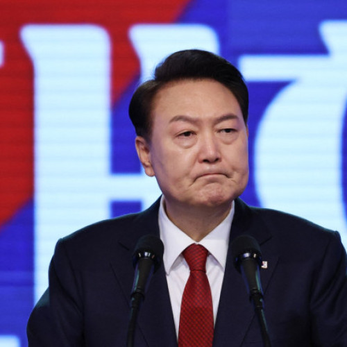 Yoon Suk Yeol, fostul președinte al Coreei de Sud, se află din nou în centrul unui dosar penal de amploare, după ce procurorii speciali au depus o nouă cerere de arestare preventivă. În acest caz, el este acuzat de insurecție, abuz în serviciu și obstructionarea justiției, după ce a decretat legea marțială în decembrie anul trecut.