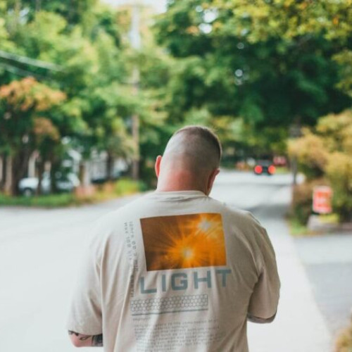 Cum să creezi combinații de succes cu tricouri streetwear pentru bărbați