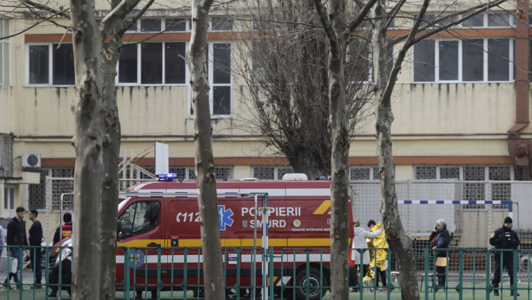 Elevi răniți de spray lacrimogen la un liceu din București