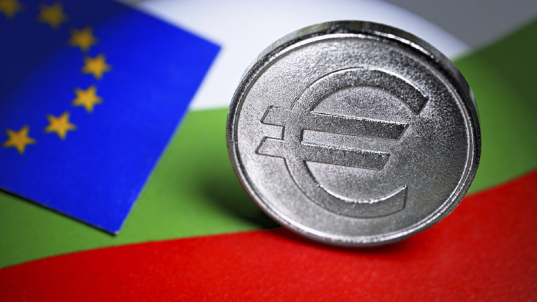 Piața imobiliară din Bulgaria se pregătește pentru o creștere semnificativă a prețurilor în 2025, estimată să atingă 18%, potrivit unei analize a președintelui Asociației Naționale Imobiliare, Alexander Bochev. El a comparat situația cu cea din Croația, care s-a alăturat zonei euro în 2023. În ultimii cinci ani înainte de adoptarea euro, prețurile locuinților în Croația au crescut anual cu 6-10%, iar în anul vorbim, au crescut cu 17%, după care ritmul a revenit la 6-10%.