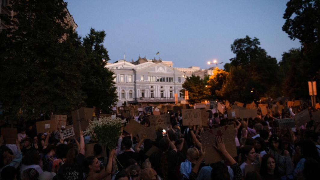 Mii de tineri din Kiev protestează împotriva restricțiilor impuse agențiilor anticorupție