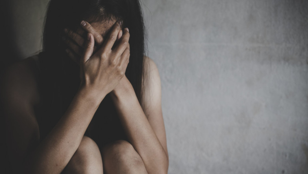 Barbat arestat după viol și amenințare asupra unei adolescente. Victima abordată pe stradă și obligată să facă sex și filmată în secret. Acuzatul a fost prins în apropierea școlii unde învață fata.