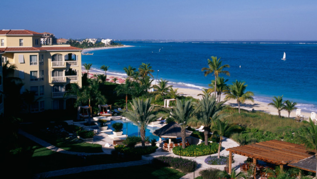 Trei persoane au fost ucise într-un atac armat în Turks și Caicos, o insulă britanică din Caraibe, într-un eveniment considerat primul de acest fel din istoria recentă a teritoriu. Potrivit autorităților, alte zece persoane au fost rănite în timpul incidentului, care a avut loc într-o zonă foarte frecventată de turiști. În acest moment, poliția nu a reținut nicio persoană, chiar dacă cel puțin patru suspecți sunt implicați în cazul, noteaza digi24.ro.