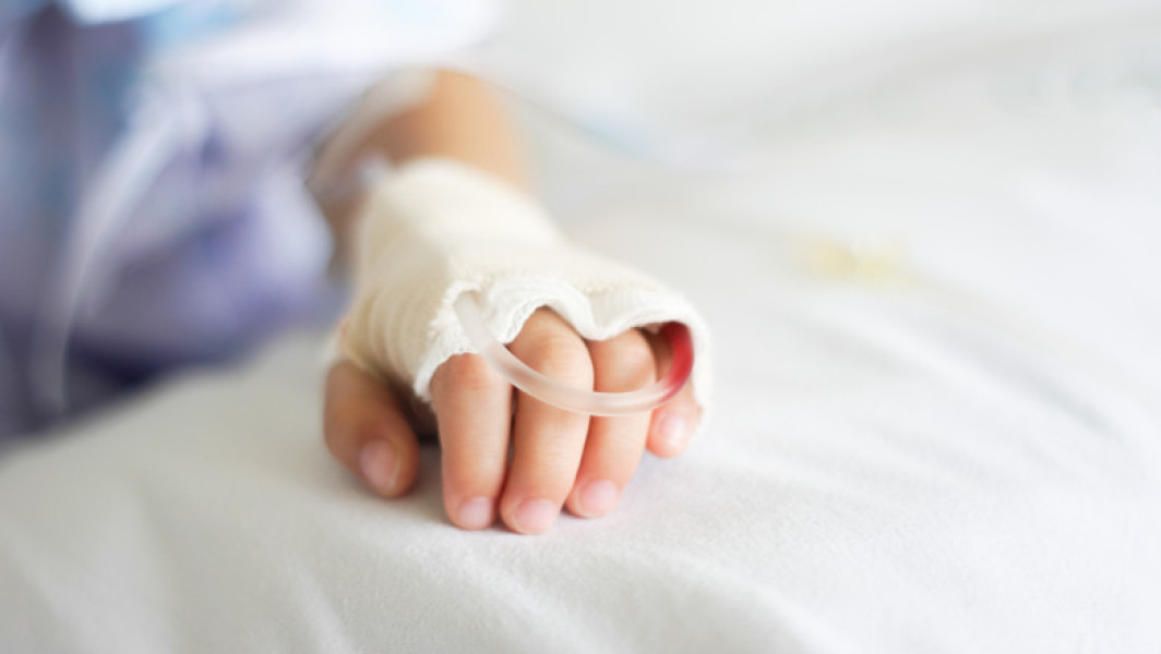 Una dintre fetiţele spălate cu substanţă toxică a murit la Spitalul "Sfânta Maria" din Iaşi