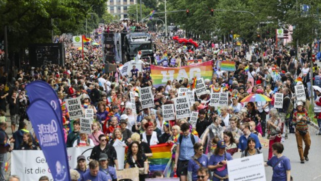 Peste 260.000 de oameni au participat la parada Pride din Hamburg, cea mai mare din istoria orașului, conform declarațiilor poliției. Un purtător de cuvânt al poliției a spus că „au fost aproximativ 260.000 de persoane la și în jurul demonstrației.”