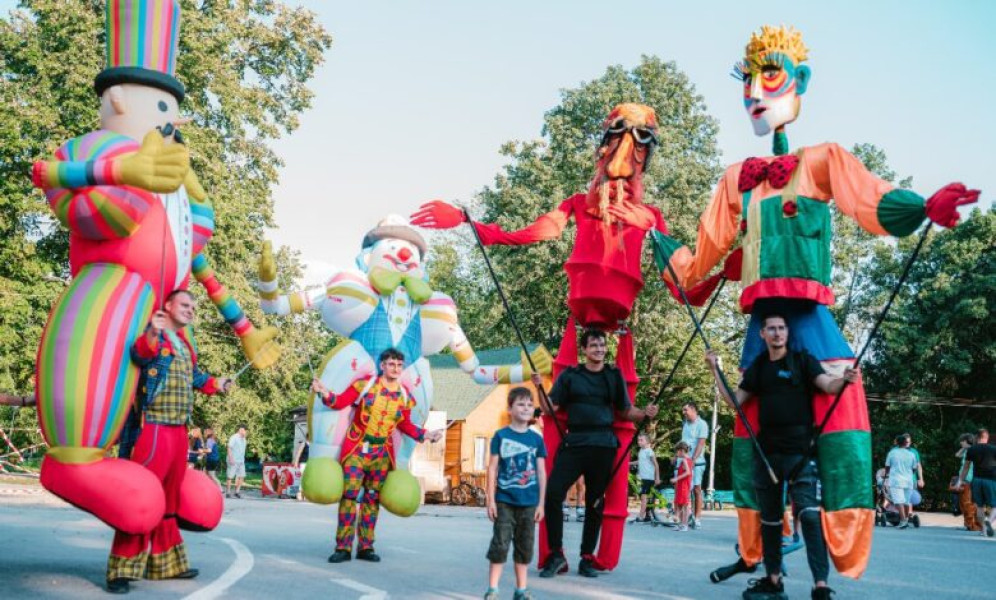 Buzaul sărbătorește cei cinci ani de festivalul BIAF, care a fost inaugurat ieri seară în parcul Crâng. Evenimentul a transformat zona într-un adevărat univers artistic, cu momente de jonglerie, parade cu personaje costume, acrobații aeriene și marionete uriașe, aducând magia direct în fața spectatorilor. Pe lângă spectacolele spectaculoase, au fost organizate ateliere de pictură pe față și activități interactive pentru copii, atrăgând vizitatori de toate vârstele.