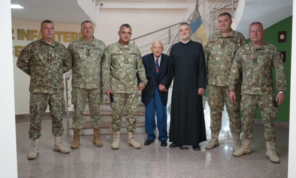 Ion Banica, veteran al celui de-Al Doilea Război Mondial, a fost celebrat astăzi, 20 august 2025, cu ocazia împlinirii vârstei de 103 ani. Evenimentul a avut loc la sediul Diviziei 2 Infanterie „Getica” din Buzău, în prezența militarilor unității și a reprezentanților Direcției pentru calitatea vieții personalului din cadrul Ministerului Apărării Naționale. Potrivit opiniabuzau.ro, domnul Banica s-a născut în localitatea Căpăcești, județul Buzău, și a luptat pe frontul de vest între anii 1943 și 1945, în cadrul Batalionului 2 Instruire Reparații Auto. Pentru faptele sale de vitejie, a fost decorat cu Medalia „Crucea comemorativă a celui de-Al Doilea Război Mondial, 1941-1945”.