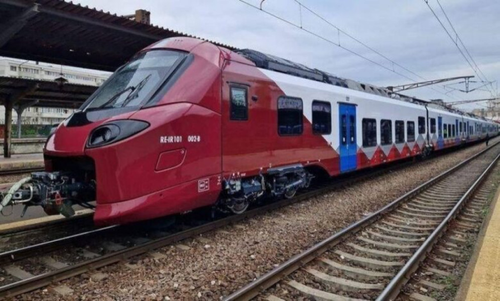 Un tren electric nou a plecat din fabrica Alstom din Bautzen, Germany, cu destinația România, informează opiniabuzau.ro. Potrivit sursei, la începutul anului, Autoritatea pentru Reforma Feroviară (ARF) a primit de la Bursa Română de Mărfuri decizia privind ofertele depuse de CFR Călători și Transferoviar Călători pentru materialul rulant nou achiziționat. Este vorba despre trenurile electrice inter-regionale, denumite RE-IR, destinate transportului feroviar de călători între regiuni.